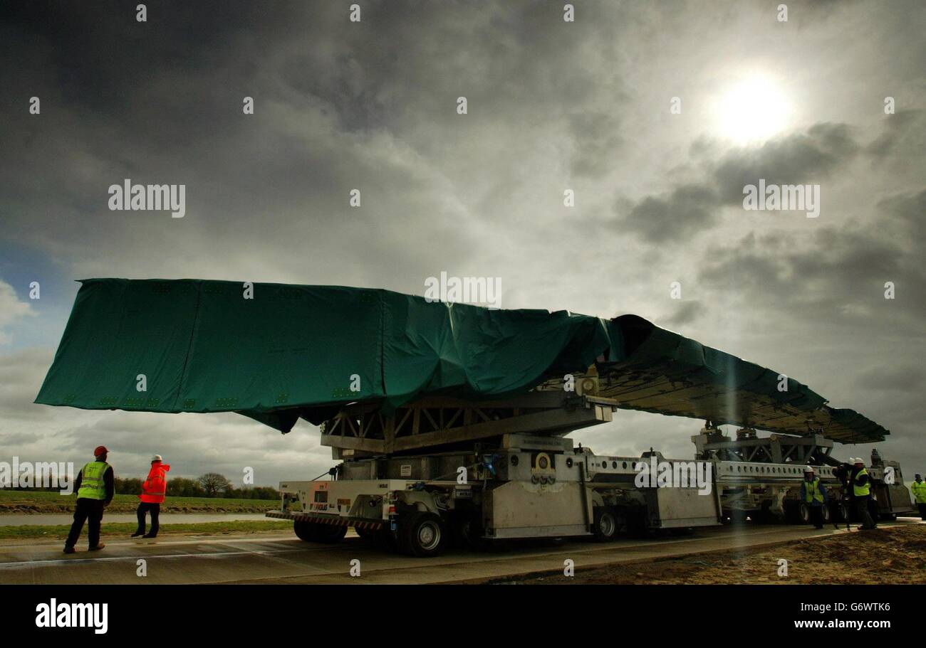 La plus grande aile d'avions civils au monde de l'airbus A380 se trouve sur une route qui mène de l'usine Airbus de Broughton, près de Chester, à un quai au bord de la rivière. L'aile, qui pèse 38 tonnes chacune, mesure plus de 45 mètres, a commencé son opération de transport massive qui prendra jusqu'à 4 semaines, par terre, rivière et mer, l'aile est expédiée à Toulouse en France pour l'assemblage final du nouvel airbus A380 à double pont. Banque D'Images