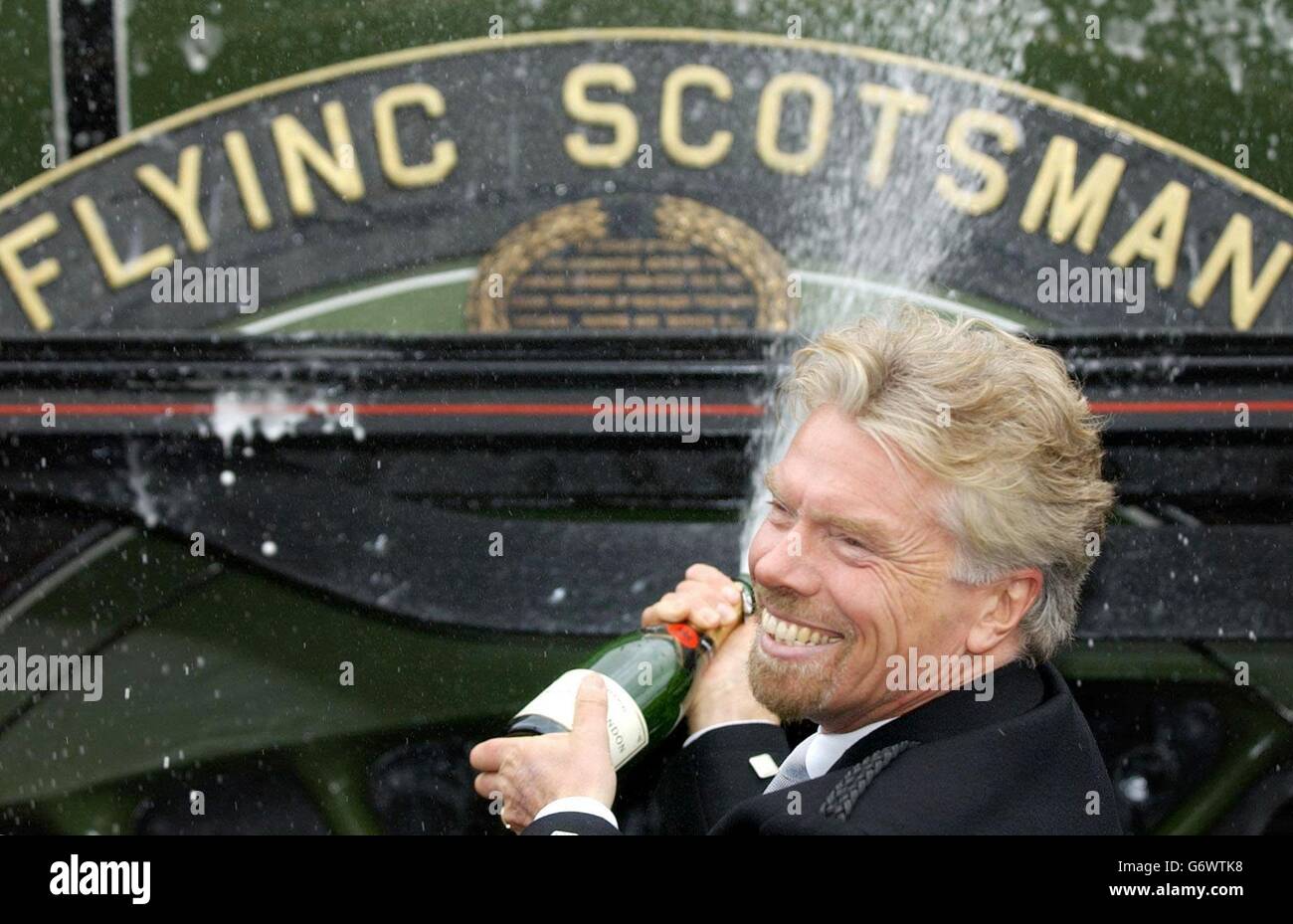Sir Richard Branson pulvérise du champagne sur le train à vapeur britannique The Flying Scotsman dans l'ouest de Londres. La crainte que le moteur de 80 ans ne soit vendu à l'étranger a été supprimée après un don de Sir Richard en 365,000, ainsi que des dons publics de 425,000 et 1.8 millions du National Heritage Memorial Fund qui a assuré l'avenir du Loco au Royaume-Uni. Banque D'Images