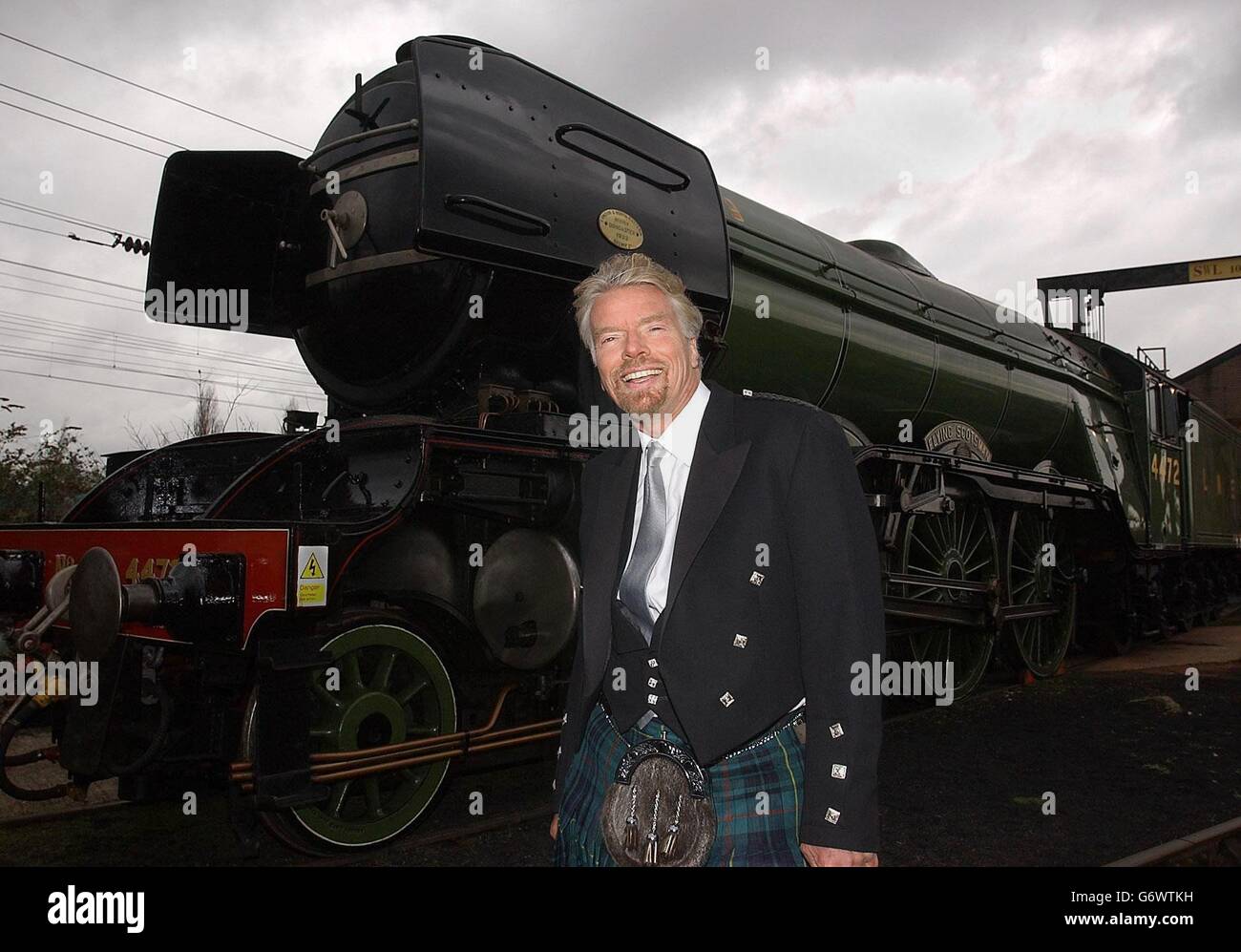 Sir Richard Branson devant le train à vapeur britannique The Flying Scotsman dans l'ouest de Londres. La crainte que le moteur de 80 ans ne soit vendu à l'étranger a été supprimée après un don de Sir Richard en 365,000, ainsi que des dons publics de 425,000 et 1.8 millions du National Heritage Memorial Fund qui a assuré l'avenir du Loco au Royaume-Uni. Banque D'Images