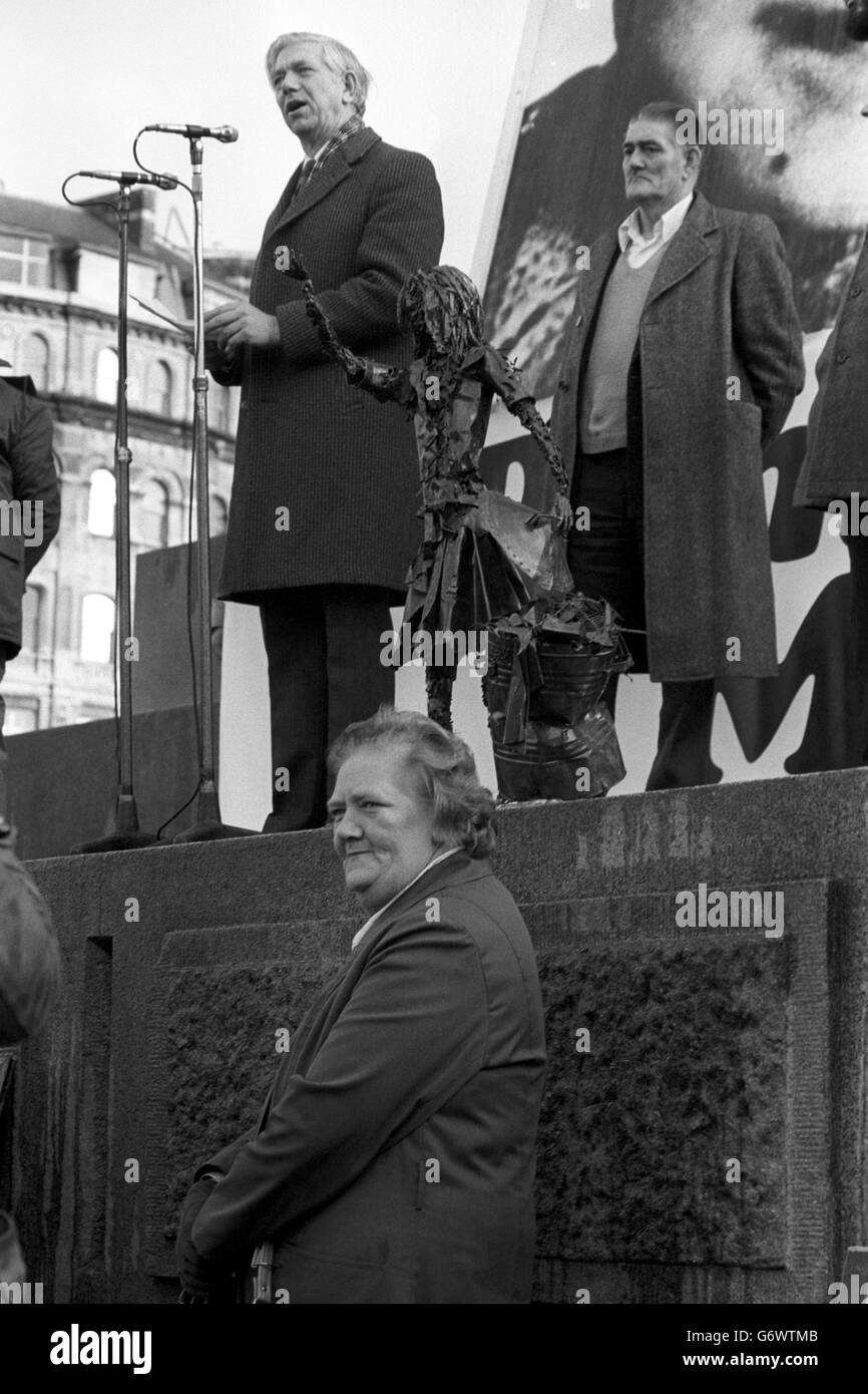 Le jour de Maria Colwell, une réunion publique a eu lieu à Trafalgar Square, Londres, pour rappeler la jeune fille de sept ans qui a été battue à mort par son beau-père en janvier 1973. Jack Ashley (l), député de Stoke-on-Trent South, et Doris Cooper (ci-dessous), mère nourricier de Maria, ont pris la parole à la réunion. Derrière l'orateur se trouve une statue grandeur nature de Maria, sculptée en acier et qui montre Maria se déchargeant d'une poubelle avec un bras relevé dans un appel muet pour obtenir de l'aide. Il doit être présenté annuellement à une personne qui fait le plus au cours de la dernière année pour prévenir la cruauté envers les enfants. Banque D'Images