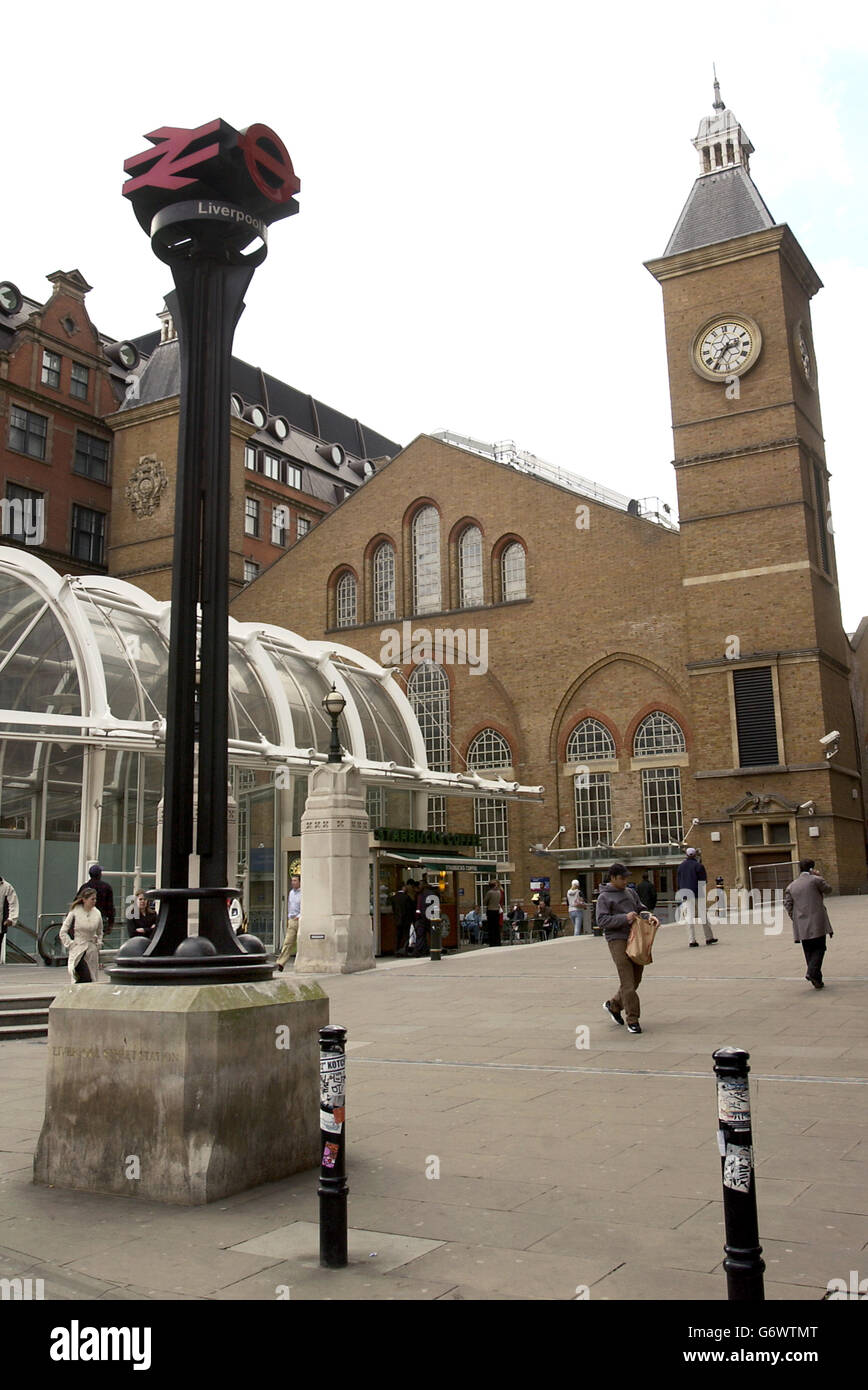 Liverpool Street Station, qui a ouvert ses portes en 1874, a été construit pour le Great Eastern Railway (GER) pour desservir l'est de Londres, l'Essex et l'est de l'Anglia.Il y avait également une connexion au Metropolitan Railway, le premier chemin de fer souterrain au monde Banque D'Images