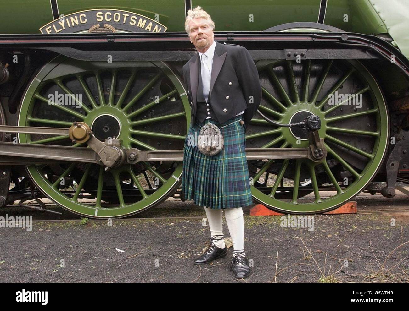 Sir Richard Branson se trouve devant le train à vapeur britannique The Flying Scotsman, dans l'ouest de Londres. La crainte que le moteur de 80 ans ne soit vendu à l'étranger a été supprimée après un don de Sir Richard en 365,000, ainsi que des dons publics de 425,000 et 1.8 millions du National Heritage Memorial Fund qui a assuré l'avenir du Loco au Royaume-Uni. Banque D'Images