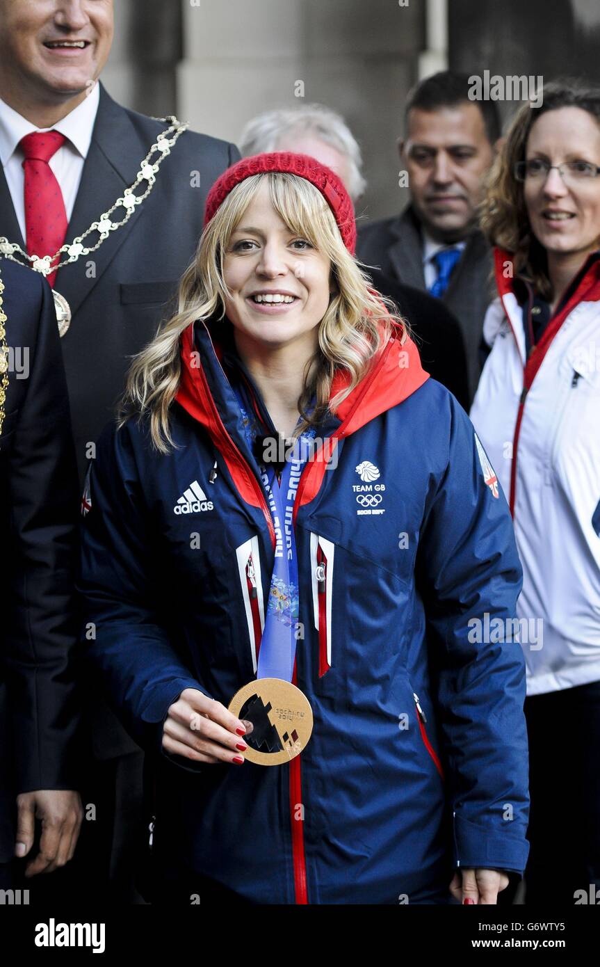 Jenny Jones, médaillée de bronze olympique, et sa médaille à l'arrivée à l'hôtel de ville de Bristol, après sa visite en bus à toit ouvert à Bristol, après sa troisième place à l'épreuve de ski en pente lors des Jeux olympiques d'hiver de Sotchi, en Russie. Banque D'Images