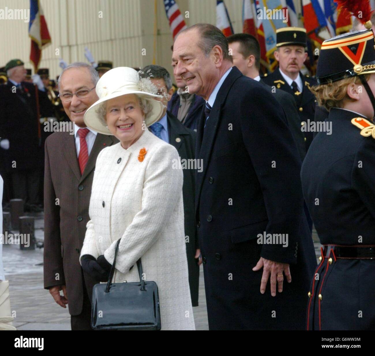 La reine Elizabeth II de Grande-Bretagne avec le président français Jacques Chirac à l'Arc de Triomphe à Paris. La Reine a fait sa première visite d'État en train aujourd'hui alors qu'elle a pris l'Eurostar à Paris pour une excursion de trois jours pour marquer le 100e anniversaire de l'Entente Cordiale. Banque D'Images