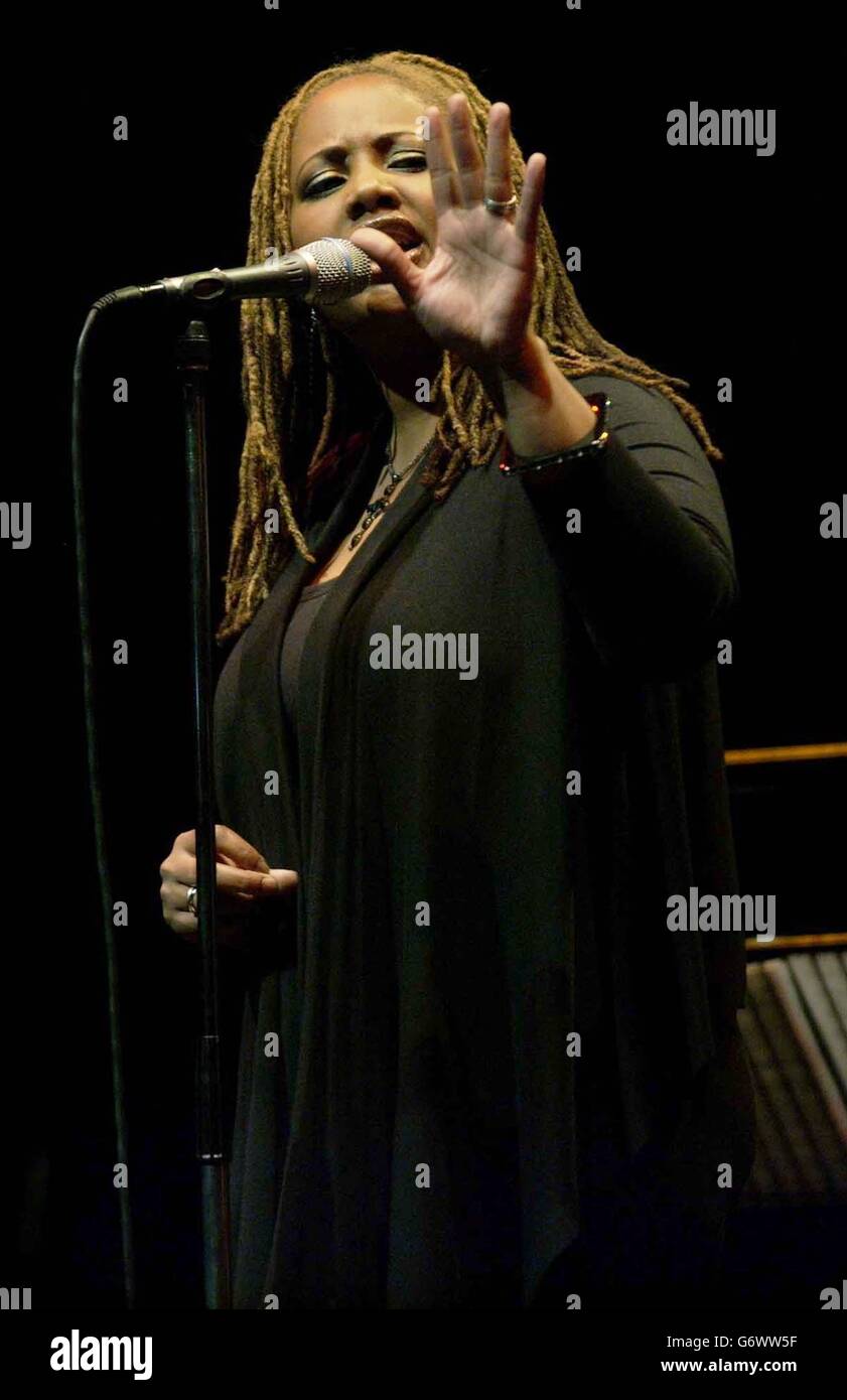 La chanteuse de jazz Lalah Hathaway lors de son concert au Billie and Me Tribute concert au Barbican Theatre, dans le centre de Londres. Cet événement unique célèbre la vie et la musique de la légende du jazz, Billie Holiday, et fait partie du seul festival d'événements en direct Connect de Barbican qui se déroule du 1er au 24 avril. Banque D'Images