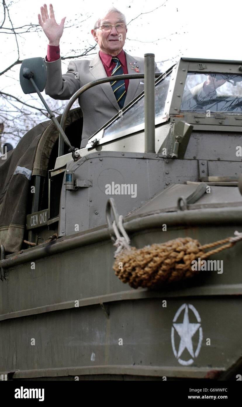 Le capitaine Ian Hammerton, qui a commandé une troupe de chars Sherman lors du débarquement sur les plages françaises le 6 juin 1944, visite le Musée impérial de la guerre à Londres. L'exposition spéciale, qui comprend des photos et des objets marquant le soixantième anniversaire de l'atterrissage du débarquement en Normandie le 6 juin 1944, la plus grande opération combinée jamais vue dans l'histoire. L'exposition s'ouvre demain et illustrera la planification et le renforcement de l'invasion et montrera les événements de la journée elle-même par les expériences personnelles de ceux qui ont participé. Banque D'Images