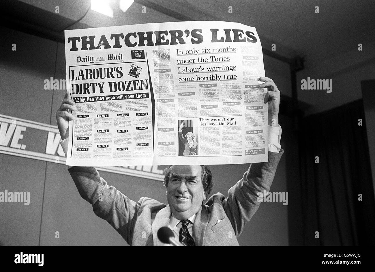 Denis Healey, chef adjoint du Parti travailliste, avec une copie agrandie d'un journal lors d'une conférence de presse du Parti travailliste à Transports House, Londres. Banque D'Images