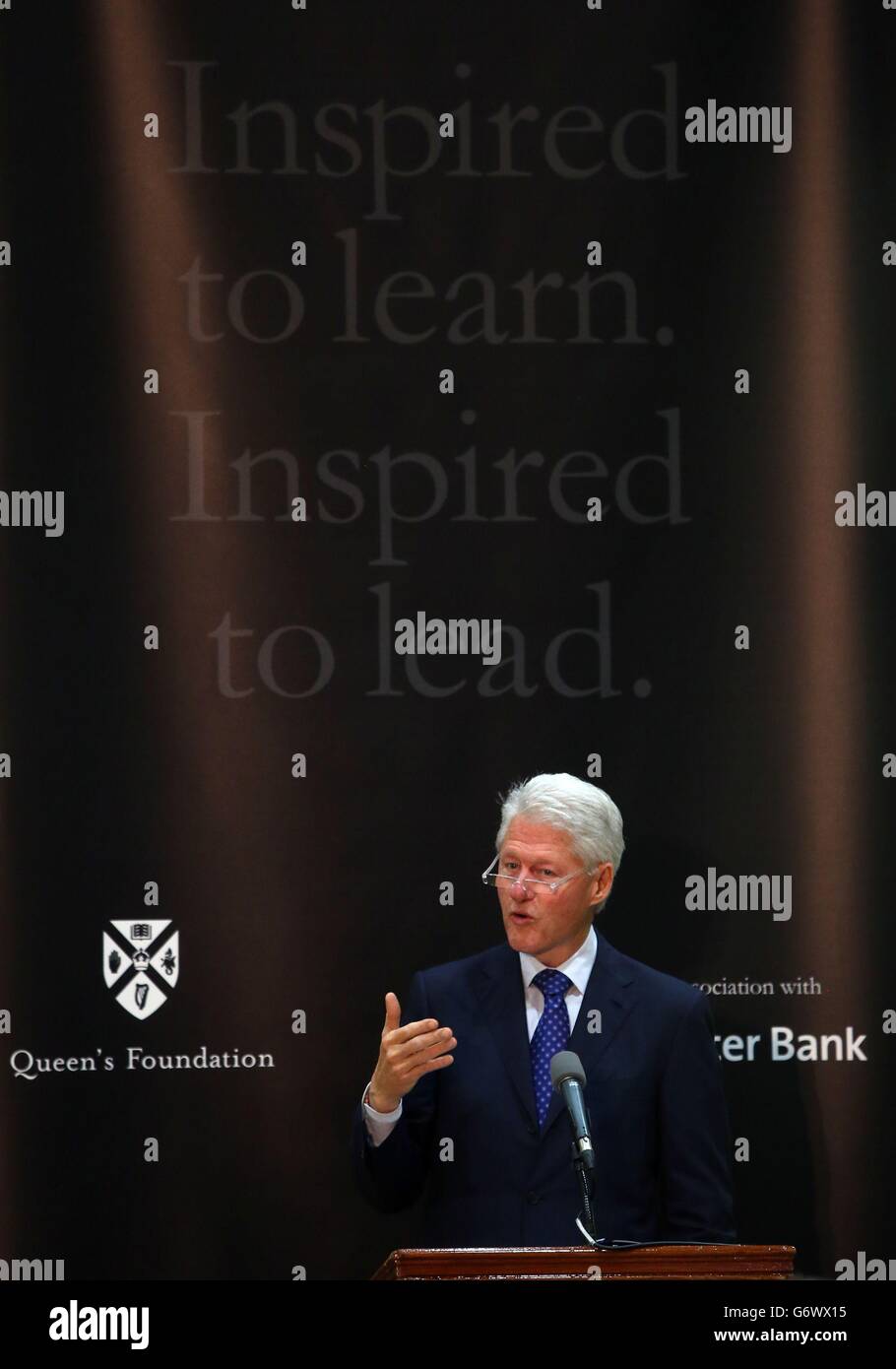 L'ancien président américain Bill Clinton donne la première conférence sur le leadership de William J. Clinton à la Queen's University de Belfast. Banque D'Images