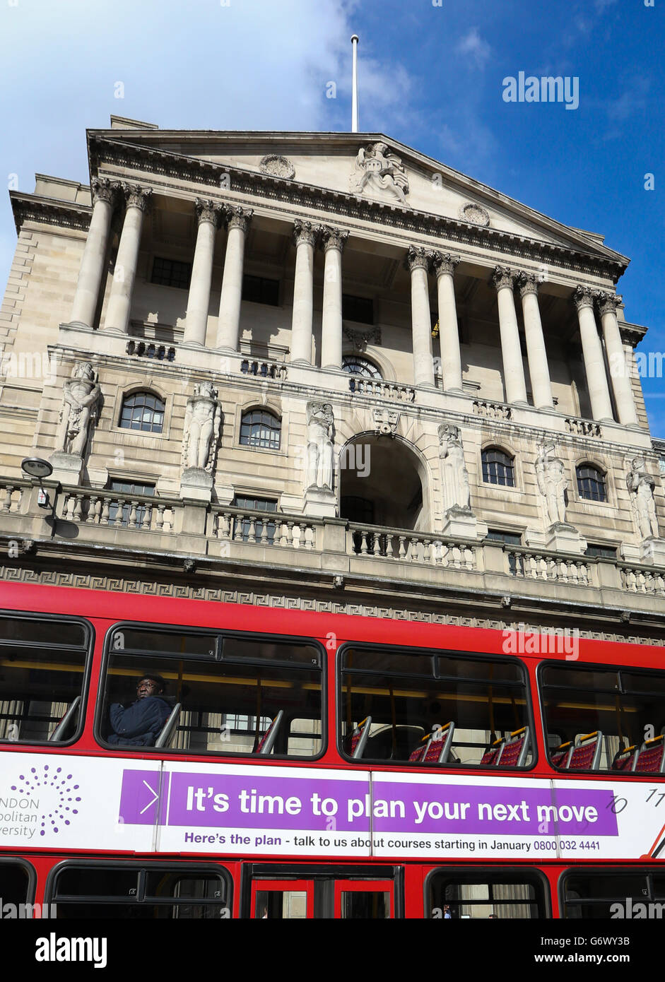 La Banque d'Angleterre à Londres avant la décision d'aujourd'hui sur les taux d'intérêt et l'assouplissement quantitatif. Banque D'Images