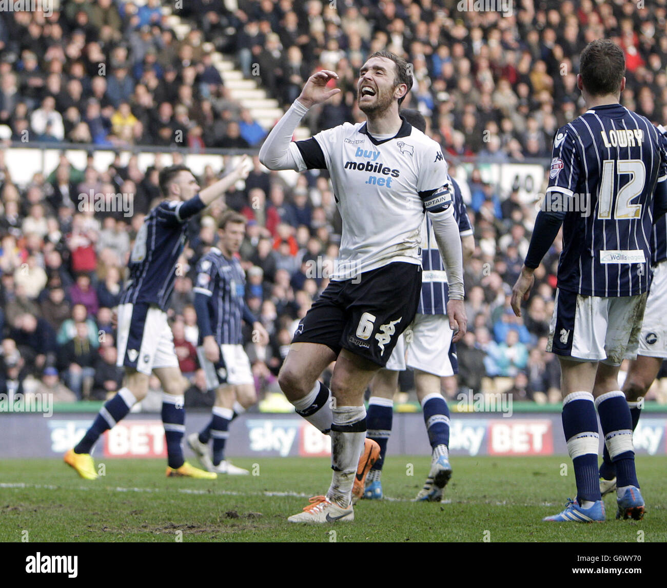 Football - Championnat Sky Bet - Derby County v Millwall - Stade iPRO.Richard Keogh, du comté de Derby, réagit après avoir manqué une chance tardive Banque D'Images