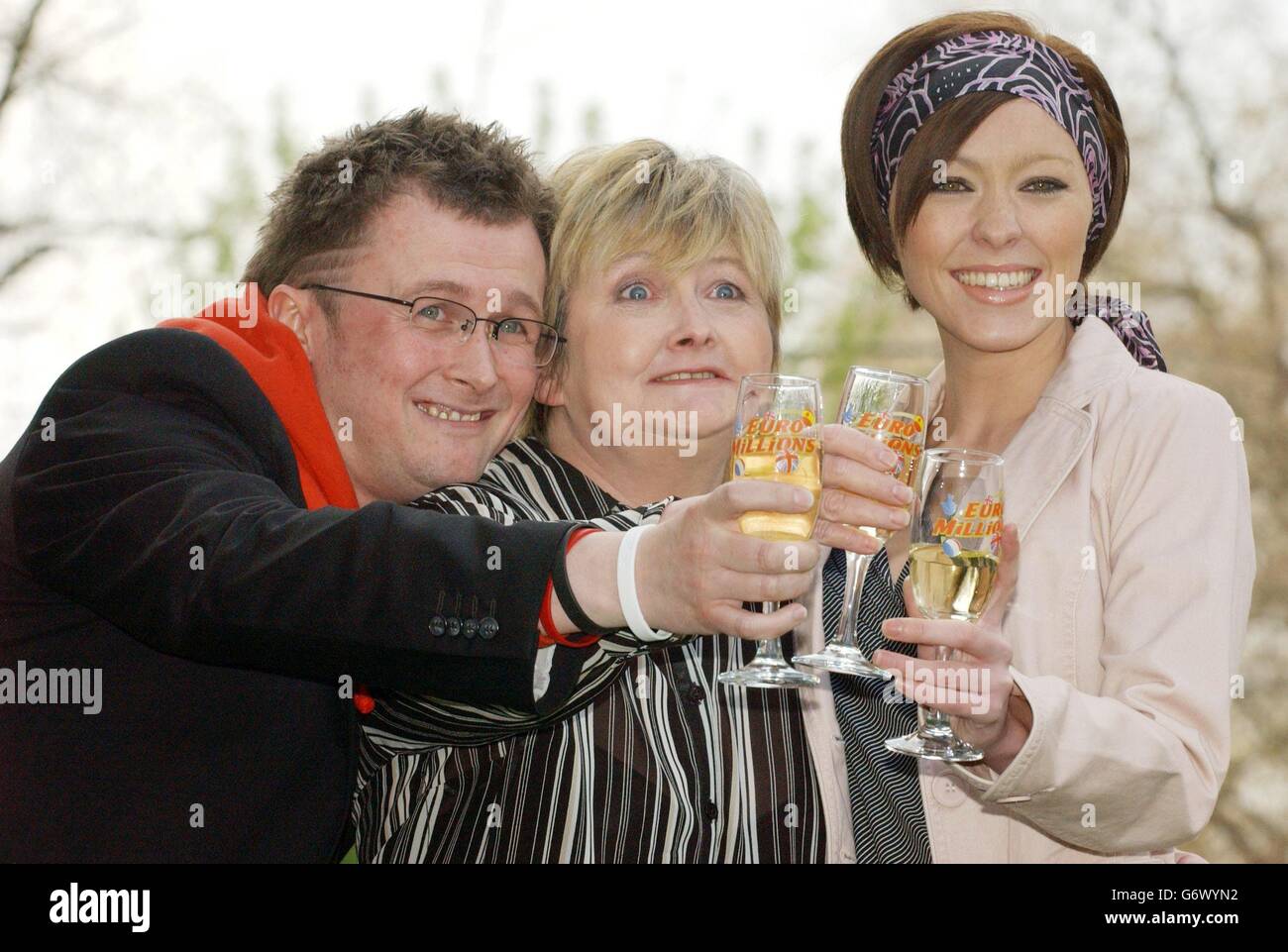 Mère-de-cinq Marion Richardson, 50 ans, de Winlaton sur Tyneside, avec son plus jeune fils Scott 32 ans et l'ancien Atomic Kitten, Natasha Hamilton, lors d'une conférence de presse tenue au Mandarin Oriental , Hyde Park, Londres, pour célébrer l'opération de 16.7 millions de dollars dans le plus grand jackpot de loterie d'EuroMillions.L'ancienne poseuse a choisi les numéros gagnants 1, 4, 10, 19 et 23 en utilisant les dates de naissance de ses enfants et les deux numéros Lucky Star 2 et 8 ont été choisis au hasard. Banque D'Images