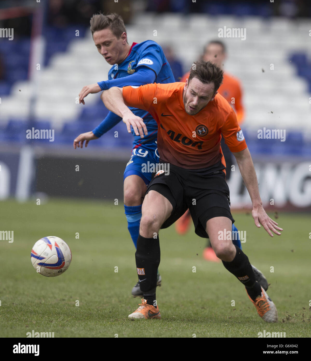 Inverness Danny Williams (à gauche) et Keith Watson (à droite) de Dundee United lors du match final de la coupe écossaise William Hill au stade Tulloch Caledonian, à Inverness.APPUYEZ SUR ASSOCIATION photo.Date de la photo: Dimanche 9 mars 2014.Voir PA Story SOCCER Inverness.Le crédit photo devrait se lire : Jeff Holmes/PA Wire.USAGE ÉDITORIAL UNIQUEMENT Banque D'Images