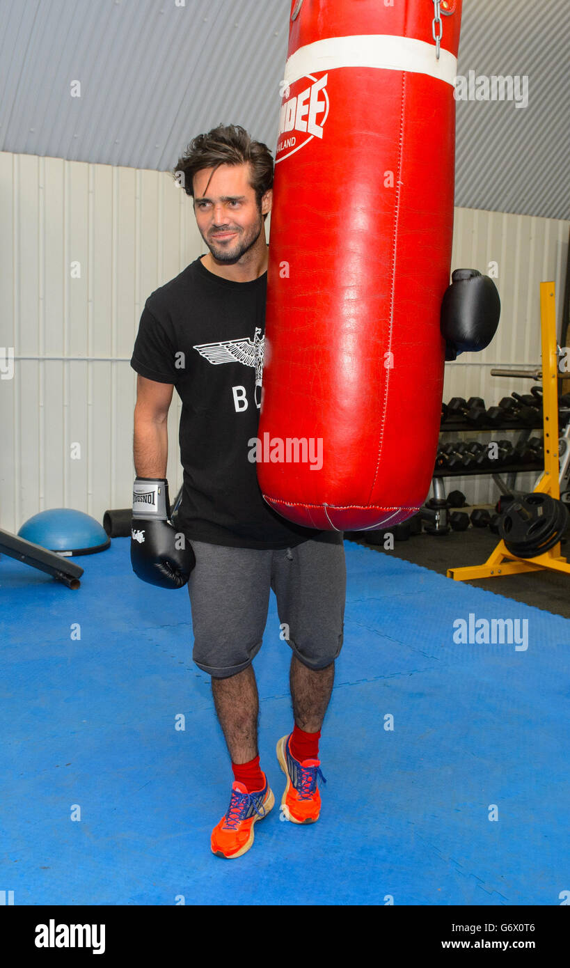 Image précédemment non publiée du 09/03/14 de Spencer Matthews lors d'une session d'entraînement avec le boxeur David Haye lors d'une session du camp d'entraînement de boxe Hayemaker, dans le centre de Londres. Banque D'Images