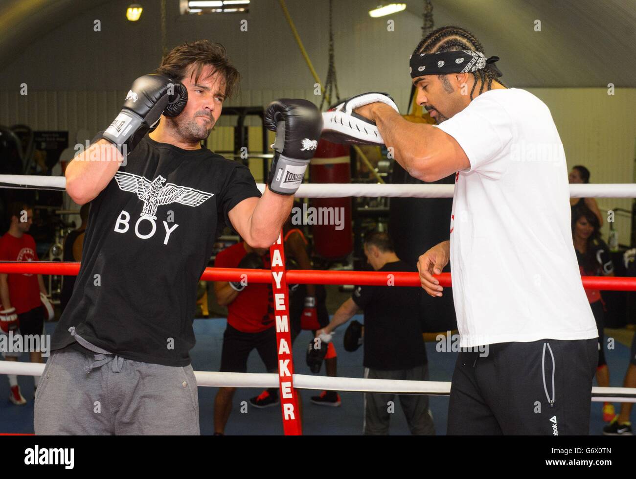 Image précédemment non publiée du 09/03/14 de Spencer Matthews (à gauche) entraînement avec le boxeur David Haye lors d'une session du camp d'entraînement de boxe Hayemaker, dans le centre de Londres. Banque D'Images