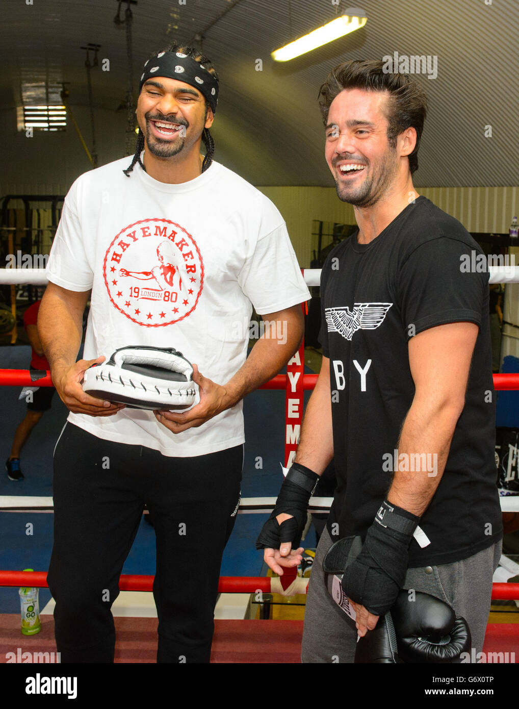 Image non publiée du 09/03/14 de l'entraînement de Spencer Matthews (à droite) avec le boxeur David Haye lors d'une session du camp d'entraînement de boxe de Hayemaker, dans le centre de Londres. Banque D'Images