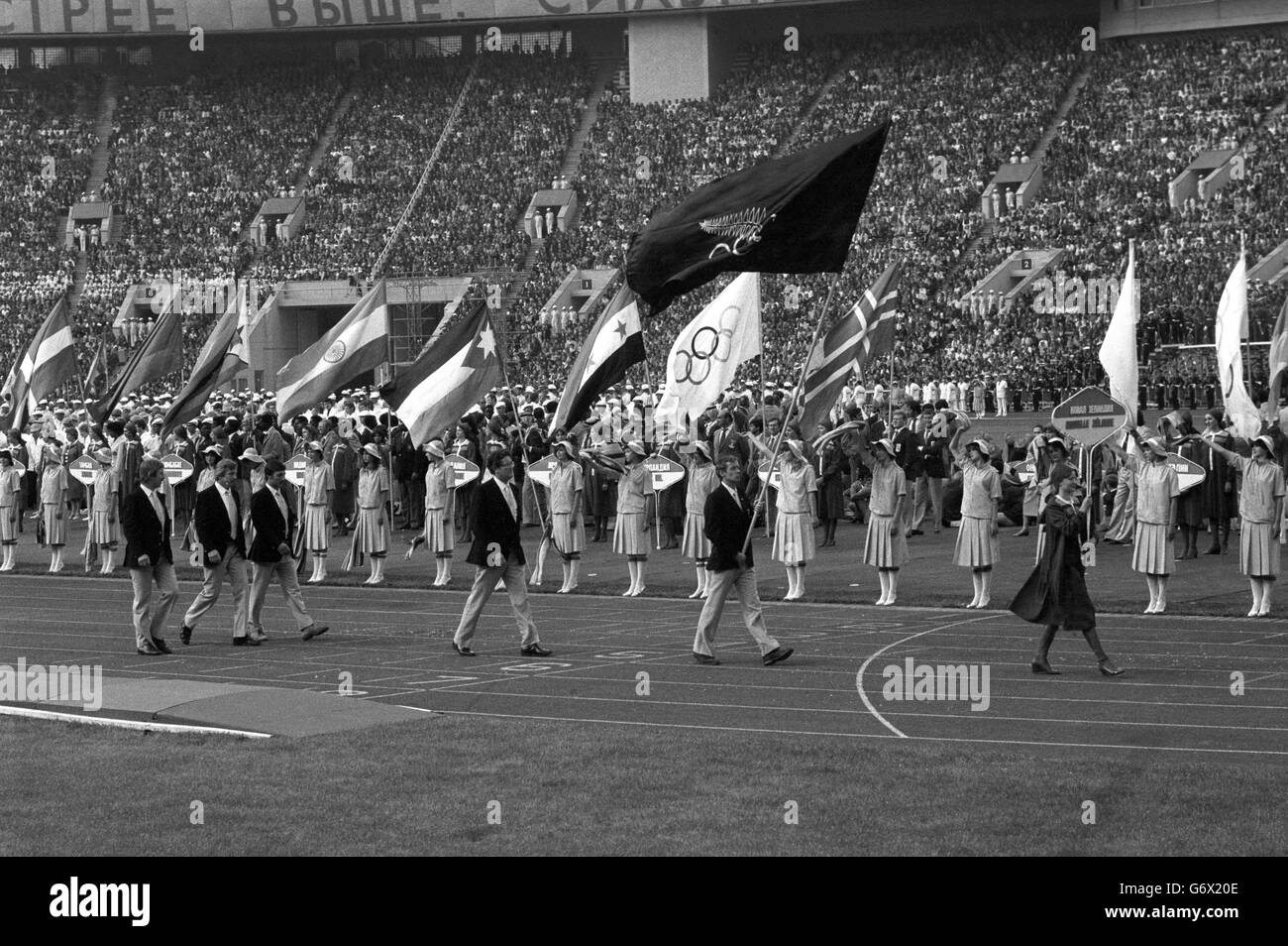 L'équipe néo-zélandaise entre dans le stade derrière son porte-drapeau. Alors que la Nouvelle-Zélande boycottait officiellement les jeux, leurs athlètes se sont affrontés sous le drapeau de l'Association des Jeux olympiques et du Commonwealth de Nouvelle-Zélande. Banque D'Images