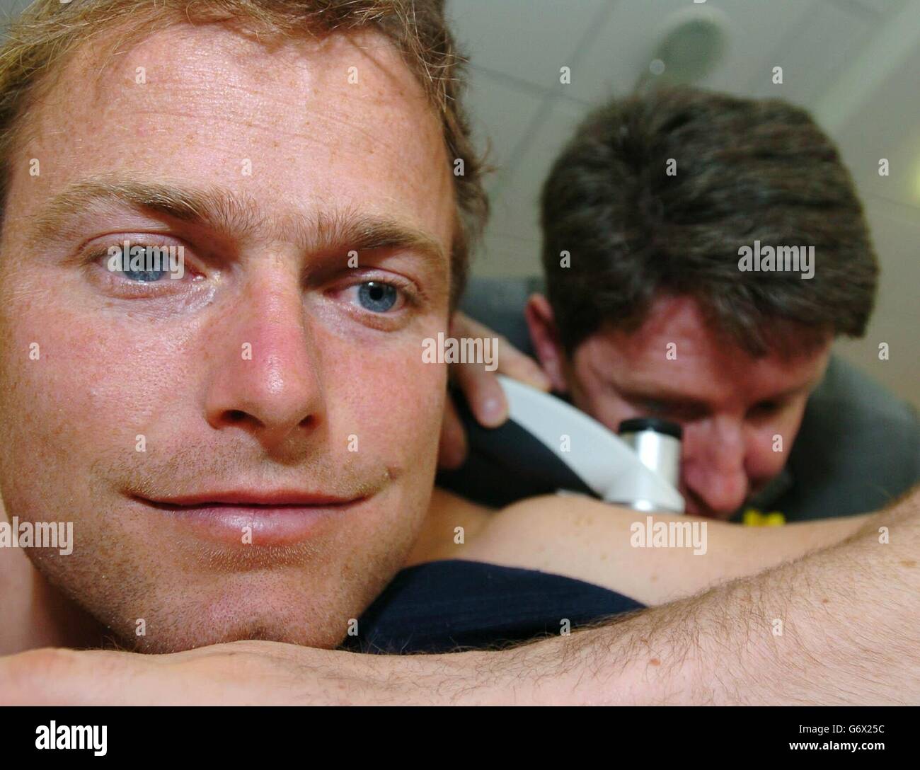 Le Cricketer du Hampshire James Hamblin (premier plan) est examiné par le médecin-conseil, Steve Keohane, qui est directeur du Centre de dermatologues de Portsmouth, dans le cadre de la campagne « sécurité des victimes - ne vous laissez pas prendre » de NatWest/Marie Curie cancer Care, à Hampshire C.C.Rosier Bowl Ground Southampton. Banque D'Images