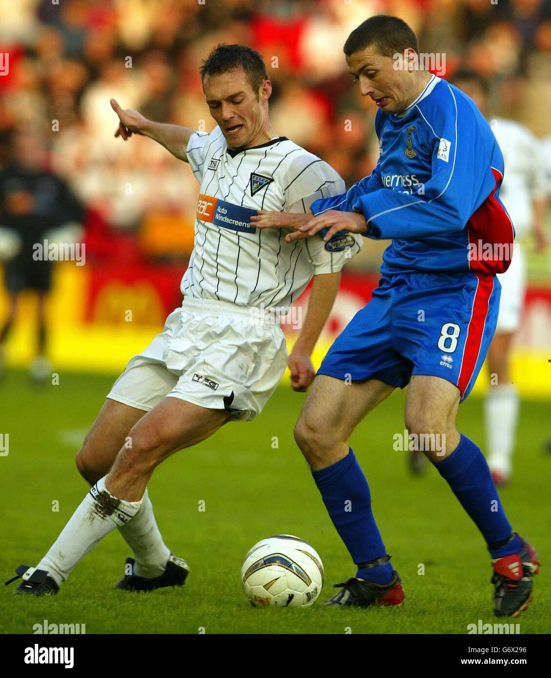 Roy Mcbain d'Inverness avec Derek Young pendant la demi-finale de la coupe écossaise du Tennent au Pittodrie Stadium, à Aberdeen Banque D'Images