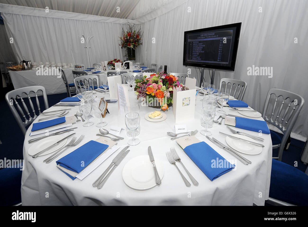 Courses hippiques - 2014 Cheltenham Festival - Champion Day - Cheltenham Racecourse.Tables à l'intérieur de l'une des salles à manger de l'hippodrome de Cheltenham Banque D'Images