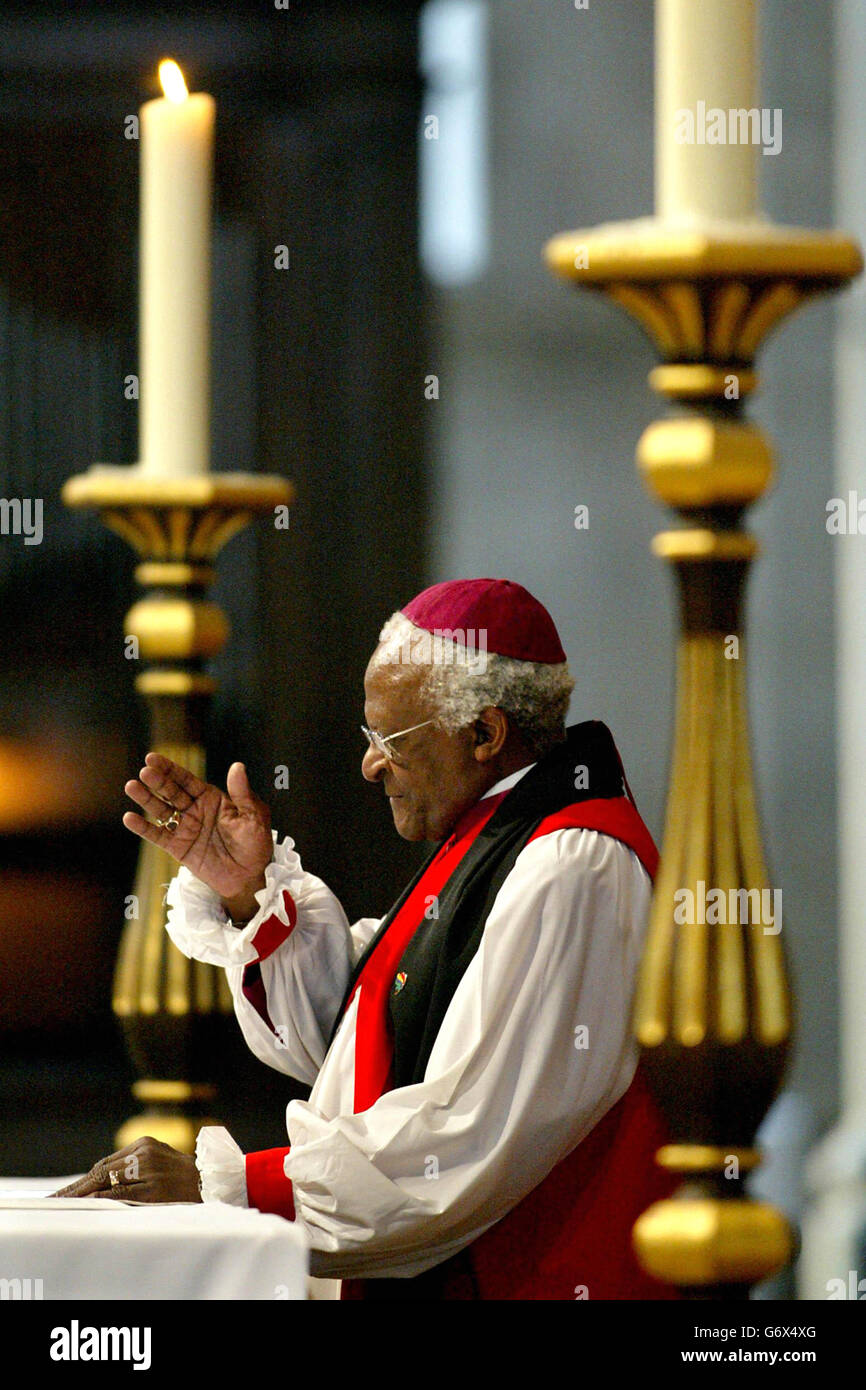 Le prétardif anglican sud-africain et militant anti-apartheid, l'archevêque Desmond Tutu, assiste à un service d'action de grâce à la cathédrale Saint-Paul, à Londres, pour célébrer le 10e anniversaire de la naissance de la démocratie en Afrique du Sud. Banque D'Images