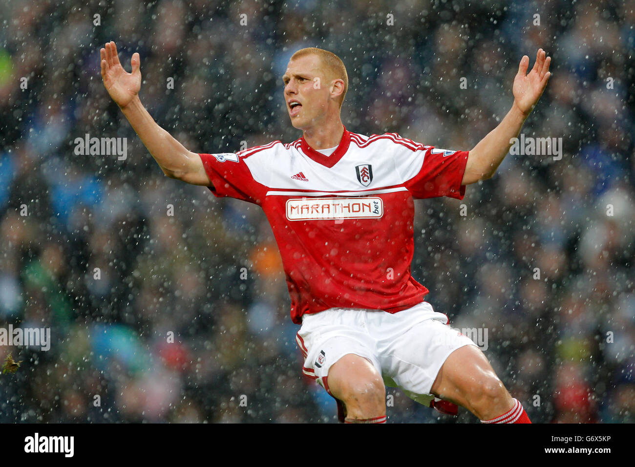Football - Barclays Premier League - Manchester City / Fulham - Etihad Stadium. Steve Sidewell de Fulham pendant la descente Banque D'Images