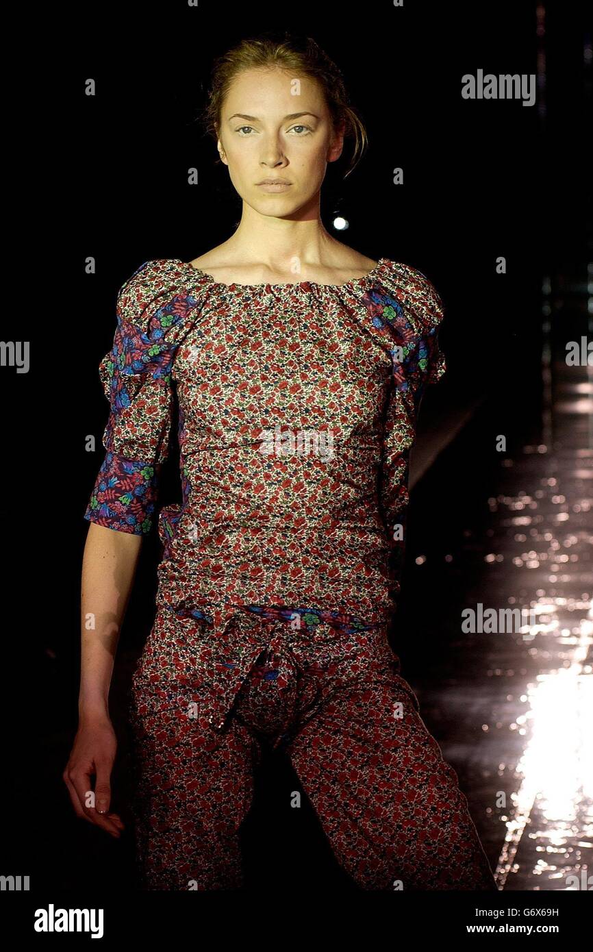 Les créations de la collection 2004 de Vivienne Westwood sont exposées dans un spectacle de passerelle à la galerie Raphael du V&A. En complément de l'exposition actuelle Vivenne Westwood, cet événement fait partie de la série « Fashion in Motion » de V&A, qui présente les créations de certains des plus grands designers du monde. Banque D'Images