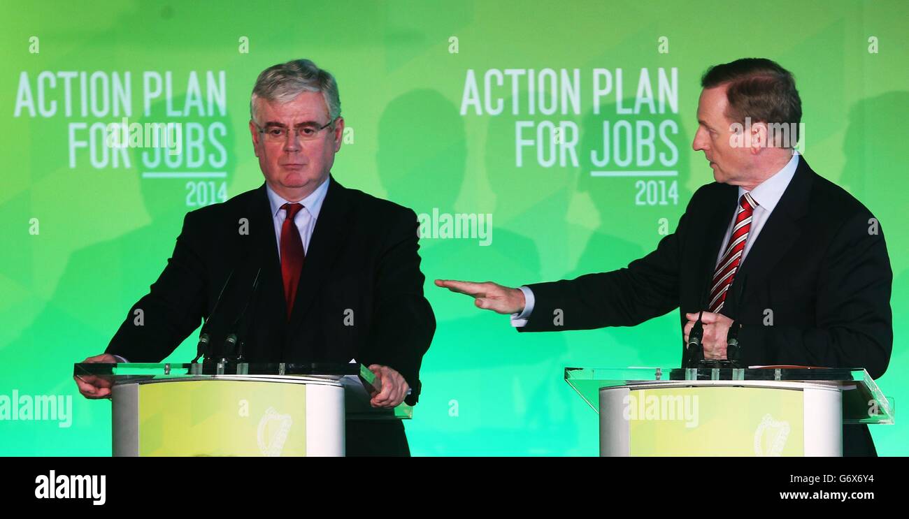 Tanaiste Eamon Gilmore (à gauche) avec Taoiseach Enda Kenny lors du lancement du Plan d'action 2014 pour l'emploi, à Wayra Ireland, Sir John Rogerson's Quay, Dublin. Banque D'Images