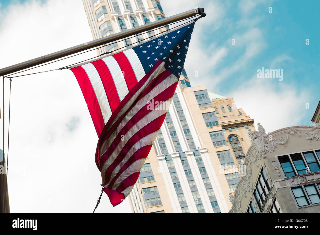 Amérique du Nord USA drapeaux le long du bâtiment rue, dans la ville de New York pour célébrer le Jour de l'indépendance des États-Unis, le 4 juillet. Banque D'Images