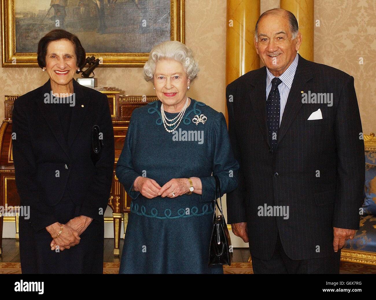 La reine Elizabeth II reçoit le gouverneur de la Nouvelle-Galles du Sud, la professeure Marie Bashir, et son mari, Sir Nicholas Shehadie, au palais de Buckingham, à Londres. Banque D'Images