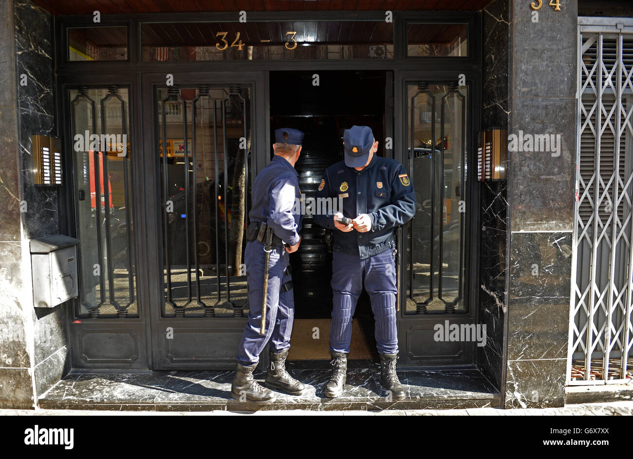 NOTE: IMAGE PIXELATED À LA DEMANDE DES officiers DE POLICE de la ville de Londres police et de leurs homologues espagnols de la Policia Nacional raid un immeuble d'affaires à Barcelone, Espagne, pour exécuter un mandat dans une opération conjointe car ils ciblent une opération de fraude d'investissement de chaufferie. Banque D'Images