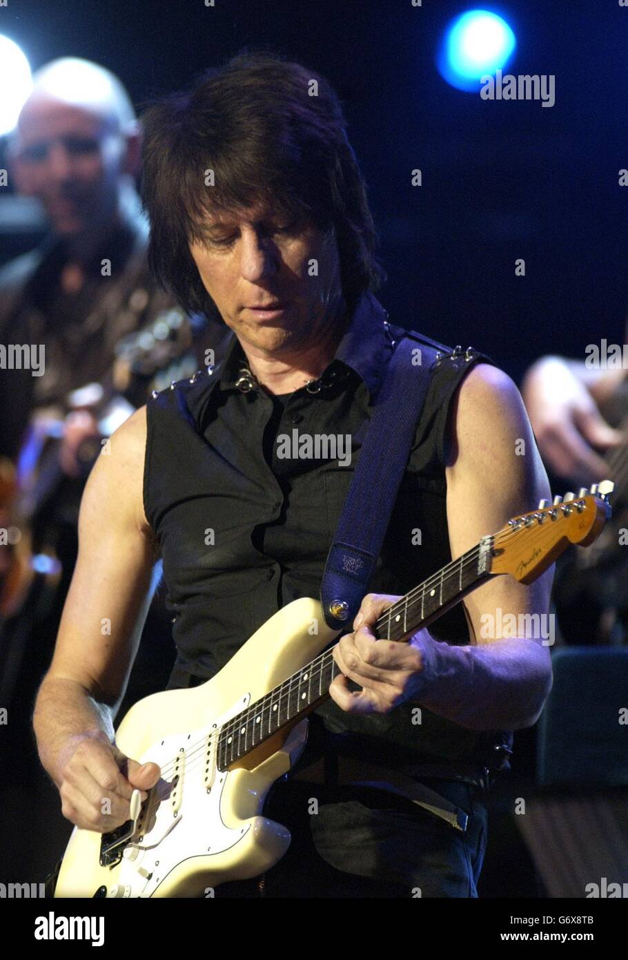 Jeff Beck se produit en direct sur scène pendant une soirée avec Jools Holland, dans le cadre de la semaine de collecte de fonds « The Who and Friends » de concerts, à l'aide du Teenage cancer Trust, au Royal Albert Hall de Londres. Banque D'Images