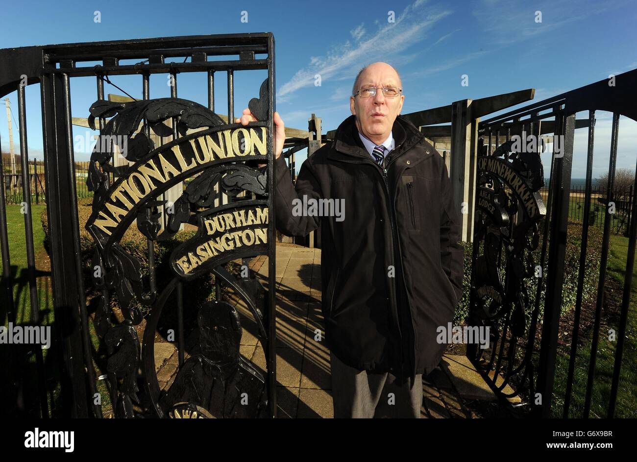 Alan Cummings, ancien secrétaire du NUM Lodge, âgé de 66 ans, se tient à l'ancienne tête de fosse dans l'ancien village de la mine de charbon d'Easington, dans le comté de Durham, où les mineurs qui ont cassé la grève et « couvert » peuvent encore s'attendre à être blanchis dans la rue, 30 ans plus tard, a-t-il expliqué : « les gens ont de longs souvenirs.&Oaim ; Banque D'Images Alan Cummings, ancien secrétaire du NUM Lodge, âgé de 66 ans, se tient à l'ancienne tête de fosse dans l'ancien village de la mine de charbon d'Easington, dans le comté de Durham, où les mineurs qui ont cassé la grève et « couvert » peuvent encore s'attendre à être blanchis dans la rue, 30 ans plus tard, a-t-il expliqué : « les gens ont de longs souvenirs.&Oaim ; Banque D'Images