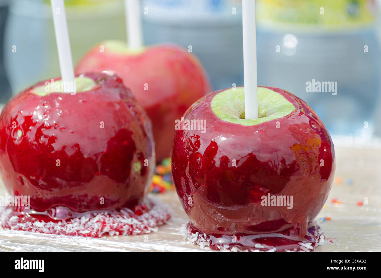 Les pommes fraîches recouvertes de caramel, se situent sur une échoppe de marché Banque D'Images