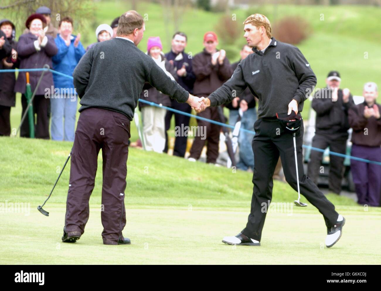 L'Ireland Padraig Harrington se serre les mains avec son partenaire, Phillip Walton, après avoir remporté le championnat Irish PGA 2004 au parcours de golf de St. Margaret's, Co Dublin, Irlande. Banque D'Images