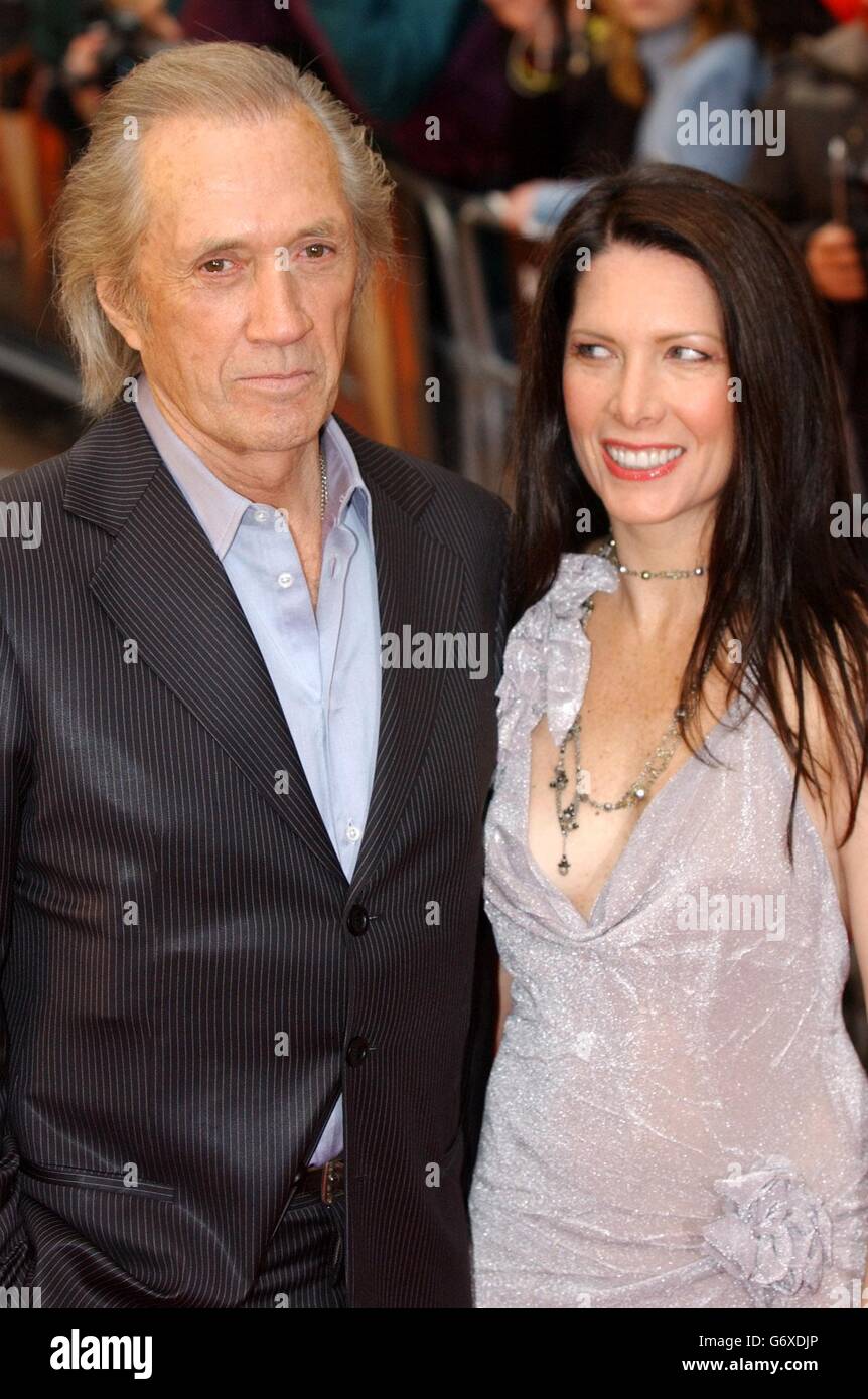 David Carradine et Annie Bierman arrivent pour la première britannique du nouveau film Kill Bill - Volume 2, le deuxième épisode de l'écrivain et réalisateur Quentin Tarantino, à l'Empire Leicester Square dans le centre de Londres. Banque D'Images