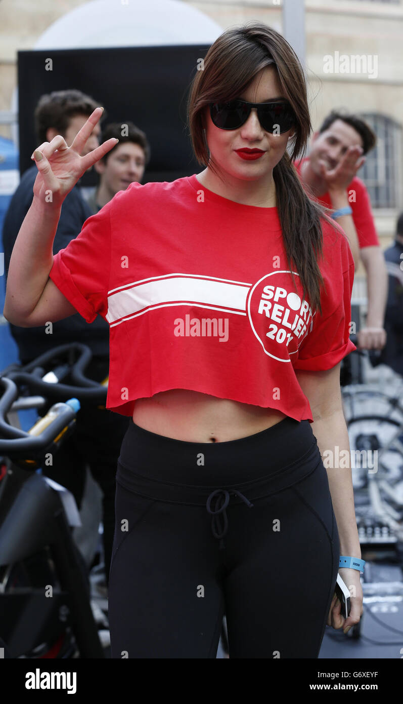 Daisy Lowe rejoint Nick Grimshaw, hôte du petit déjeuner de la BBC radio 1, alors qu'il a dirigé l'ensemble de son spectacle à vélo, en pédalant dans le programme du matin dans le cadre de son défi Sport relief pour parcourir 1,000 miles pendant 12 heures devant BBC New Broadcasting House, Londres. Banque D'Images