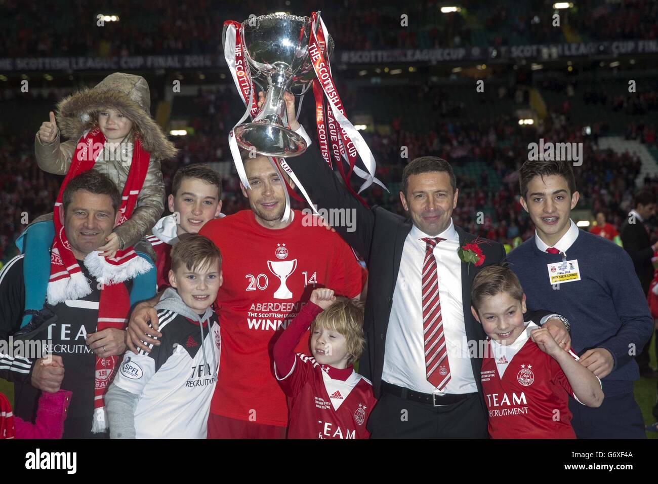 Aberdeen Tony Docherty, Russell Anderson et Derek McInnes avec leurs familles aux célébrations de la finale de la coupe la finale de la Ligue des communautés écossaises à Celtic Park, Glasgow. Banque D'Images