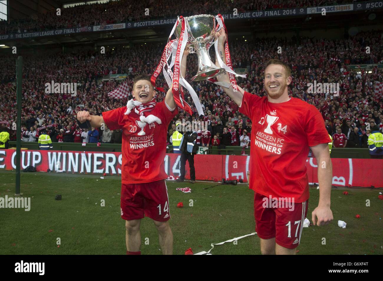 Aberdeen Cammy Smith et Adam Rooney Cup les célébrations de la finale de la coupe Scottish Communities League final au Celtic Park, Glasgow. Banque D'Images