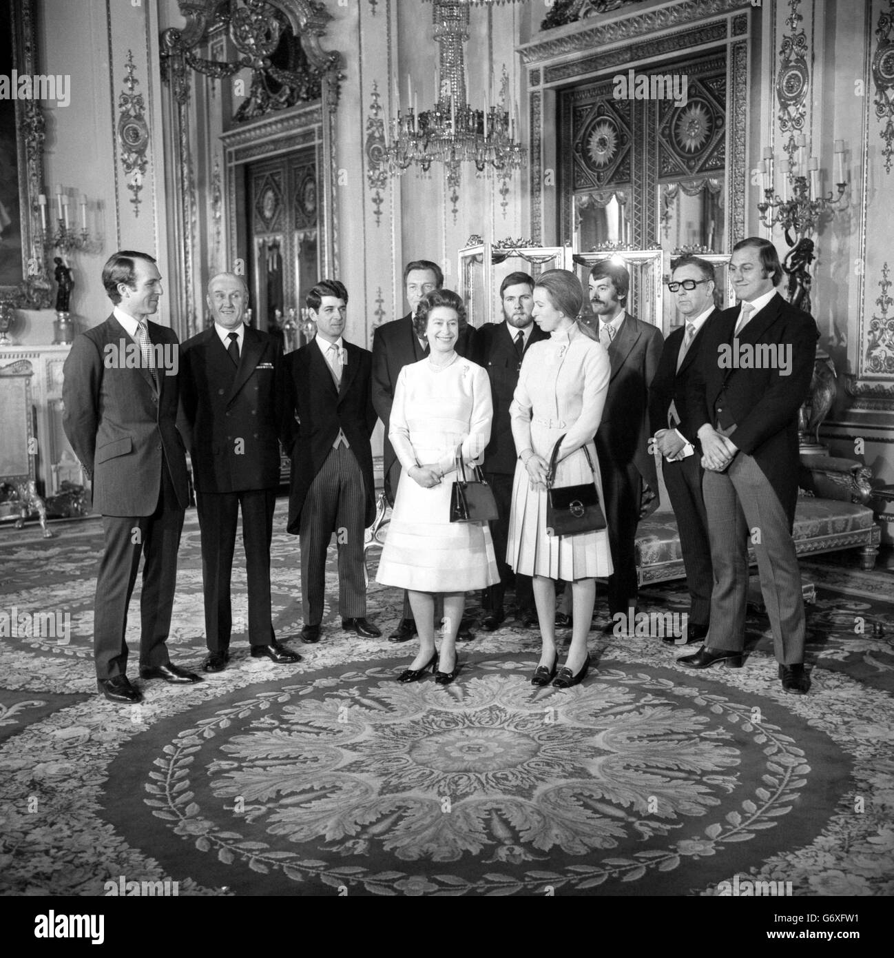 Un moment informel dans la salle de dessin blanche de Buckingham Palace, où la Reine, regardée par la princesse Anne (r), a remercié les sept héros qui se sont rendus à l'aide de la princesse Anne lors de la tentative de l'Ian ball de l'enlever à Pall Mall. Banque D'Images