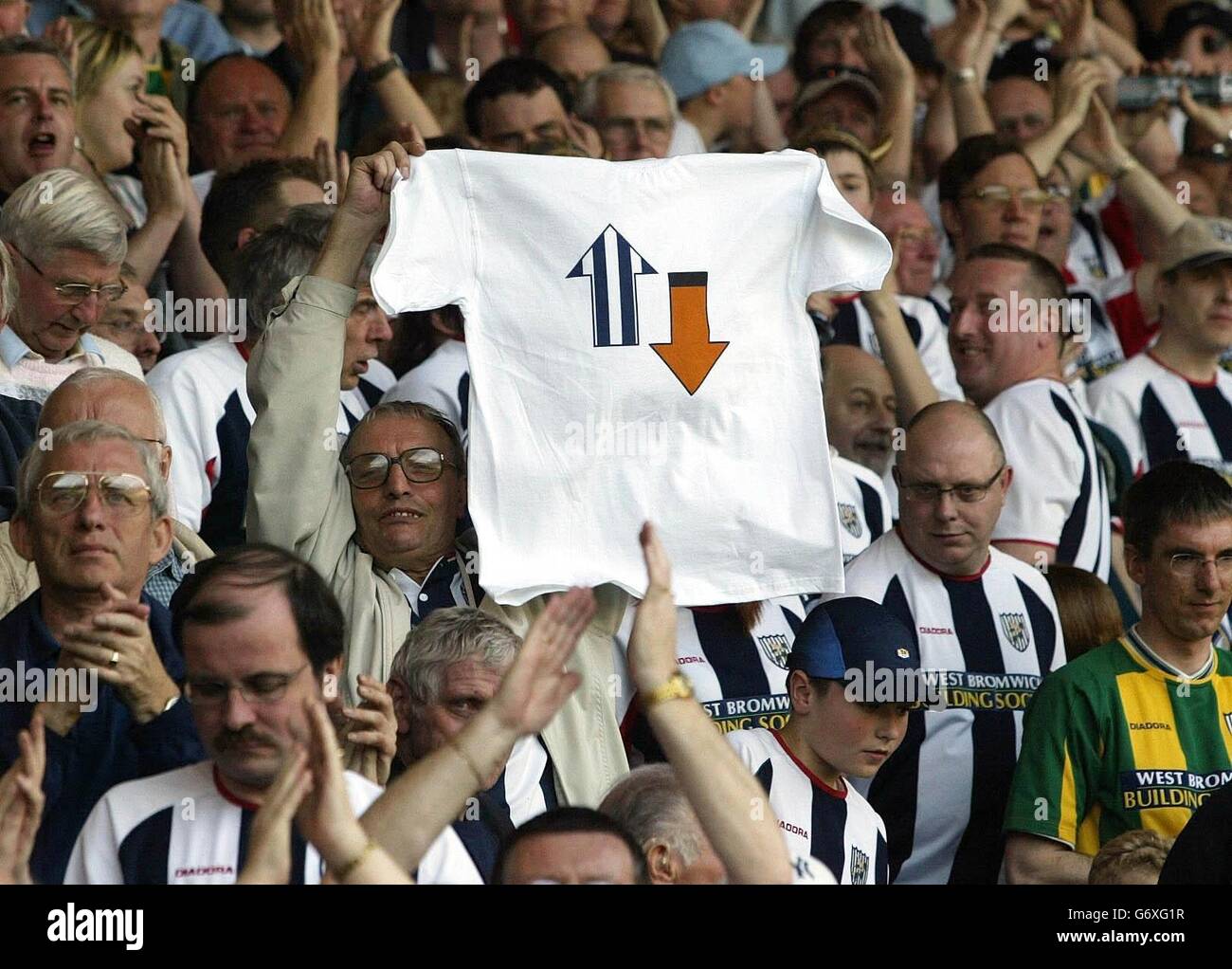 Les fans de West Bromwich Albion tiennent un t-shirt pour célébrer leur promotion à la Priemier League et la relégation pssible des rivaux locaux Wolves après leur victoire de 2-0 sur Bradford City dans leur match de la division nationale 1 à Hawthorns, West Bromwich. PAS D'UTILISATION DU SITE WEB DU CLUB OFFICIEUX. Banque D'Images