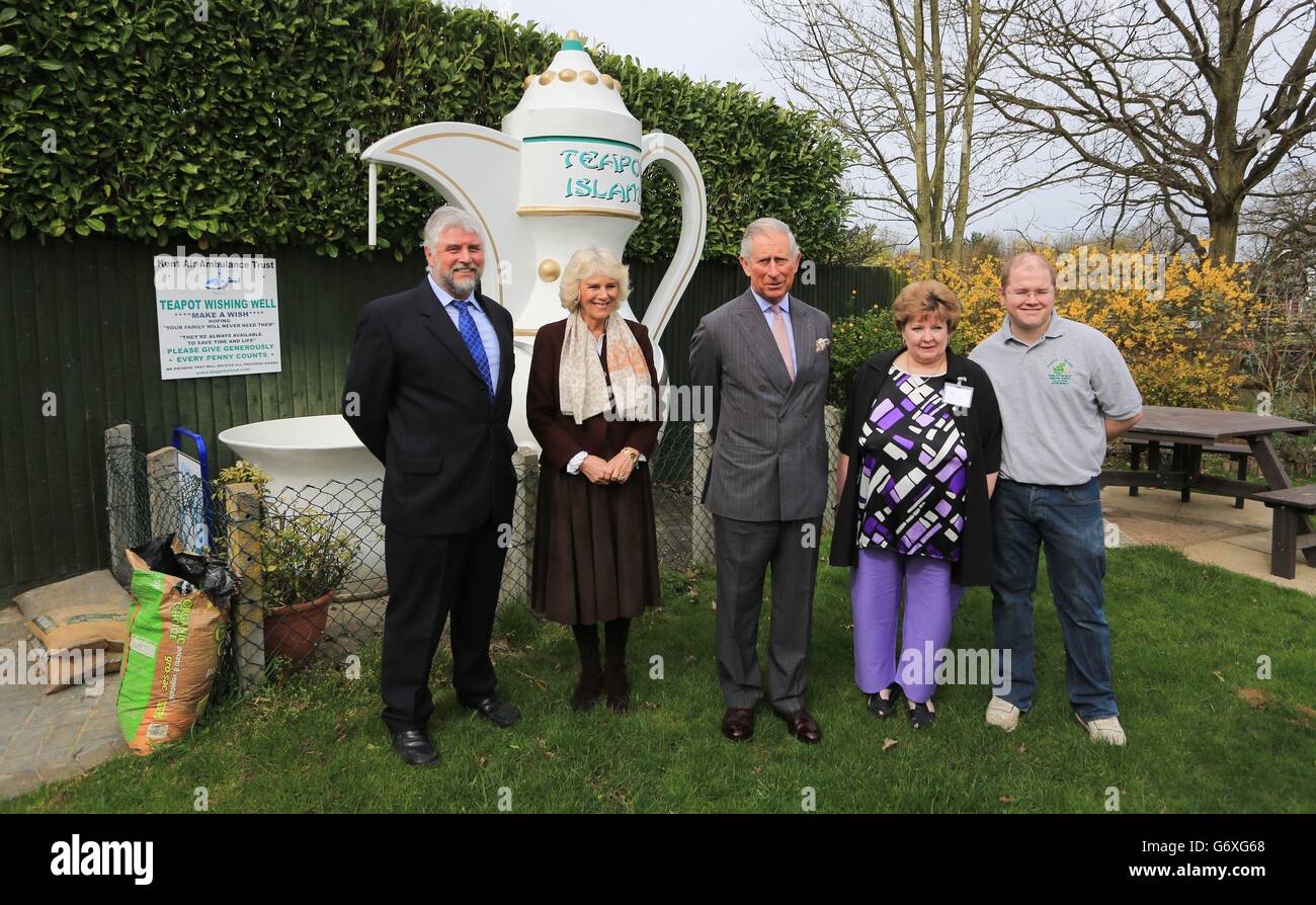 Le prince de Galles et la duchesse de Cornouailles posent pour une photo avec Keith Blazye (à gauche) son épouse Sue et son fils Luke (à droite) qui possèdent l'île de Teapot à Yalding, Kent, au cours d'une visite au village pour rencontrer des résidents locaux et des propriétaires d'entreprises qui ont été touchés par les récentes inondations. Banque D'Images