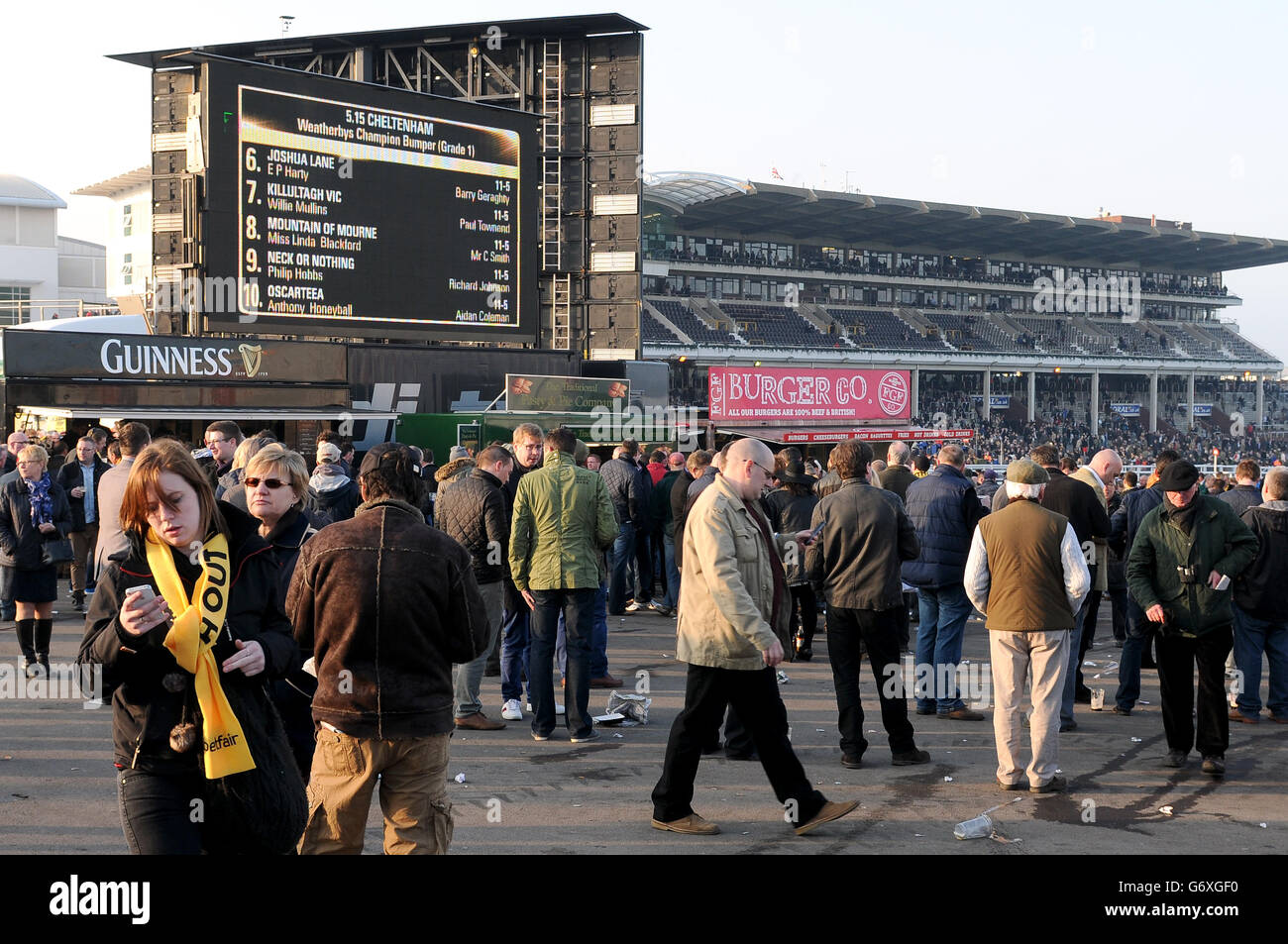 Courses hippiques - 2014 Cheltenham Festival - Ladies Day - Cheltenham Racecourse.Des foules entières quittent l'hippodrome de Cheltenham après le festival Dames Day of the Festival Banque D'Images