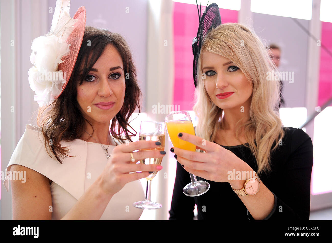 Courses hippiques - 2014 Cheltenham Festival - Ladies Day - Cheltenham Racecourse.Des femmes bien vêtues posent pour une photo dans la zone de mode Banque D'Images