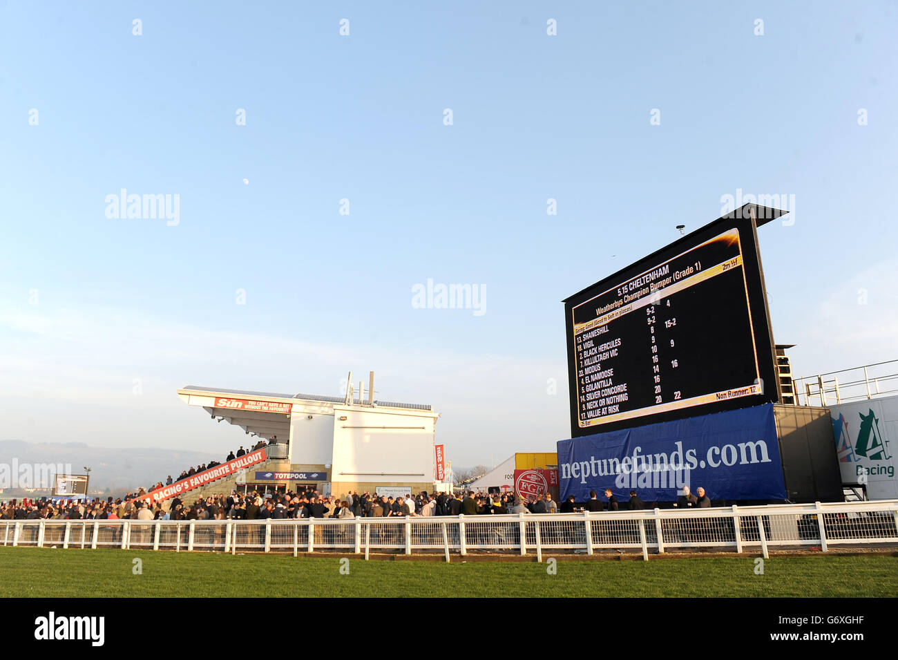 Vue générale de l'hippodrome de Cheltenham le jour des dames Banque D'Images