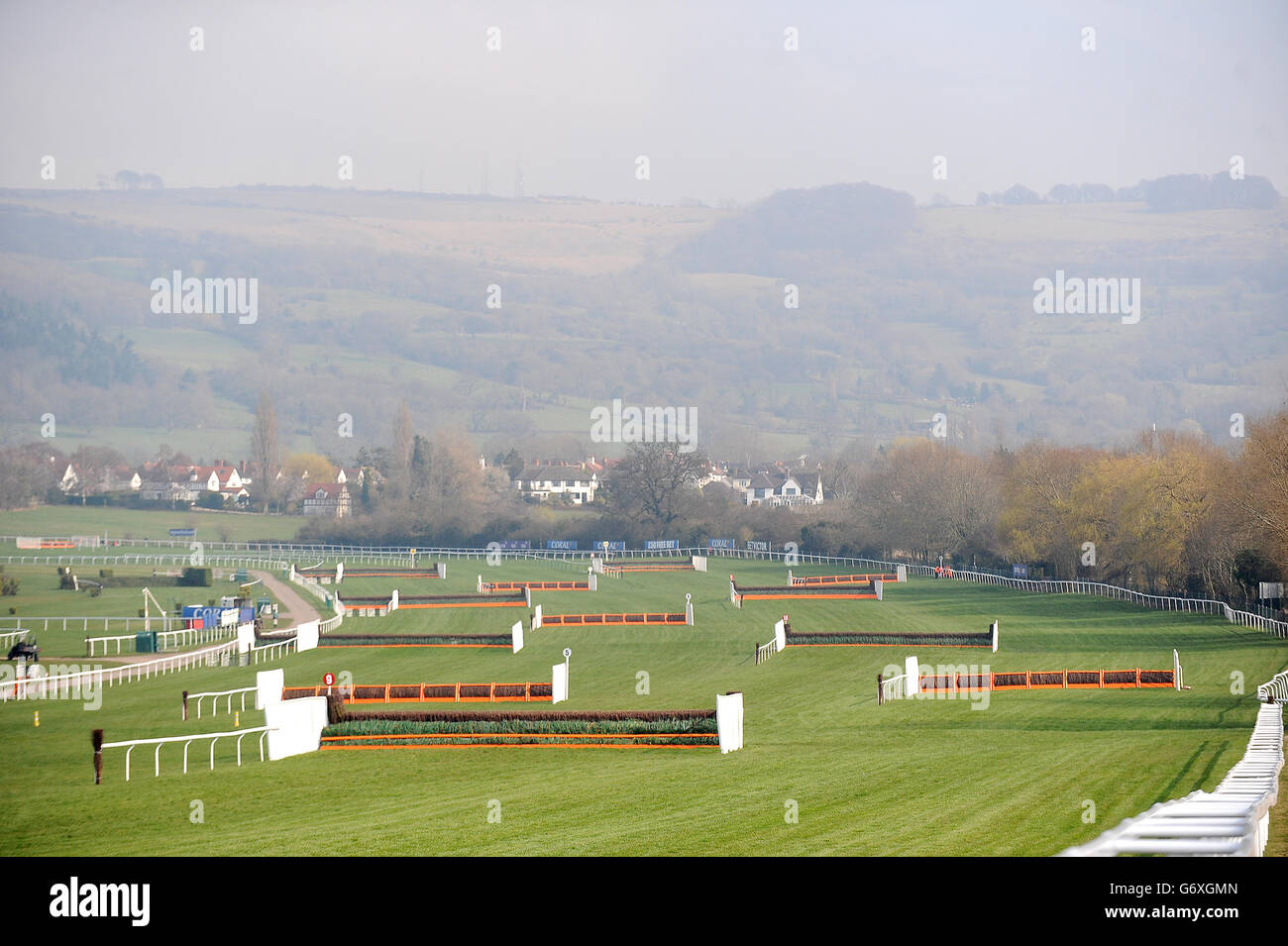 Vue générale des clôtures de l'hippodrome de Cheltenham Banque D'Images