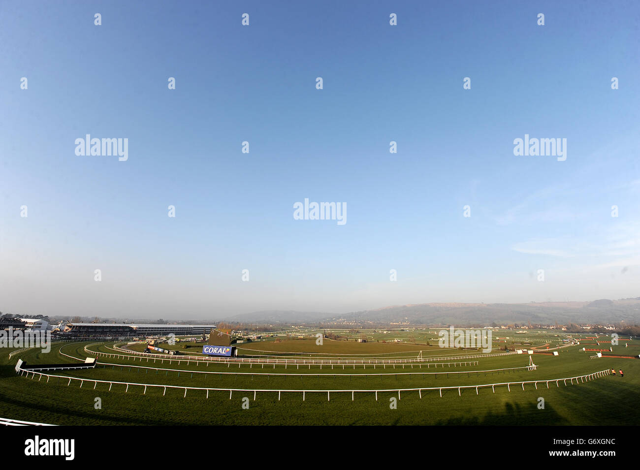Vue panoramique sur l'hippodrome de Cheltenham le jour des dames Banque D'Images