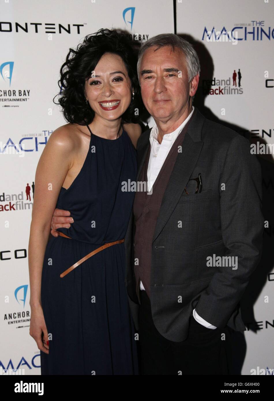 La première machine - Londres.Pooneh Hajimohammadi et Denis Lawson assistent à la première de la machine à Piccadilly vue, Londres. Banque D'Images