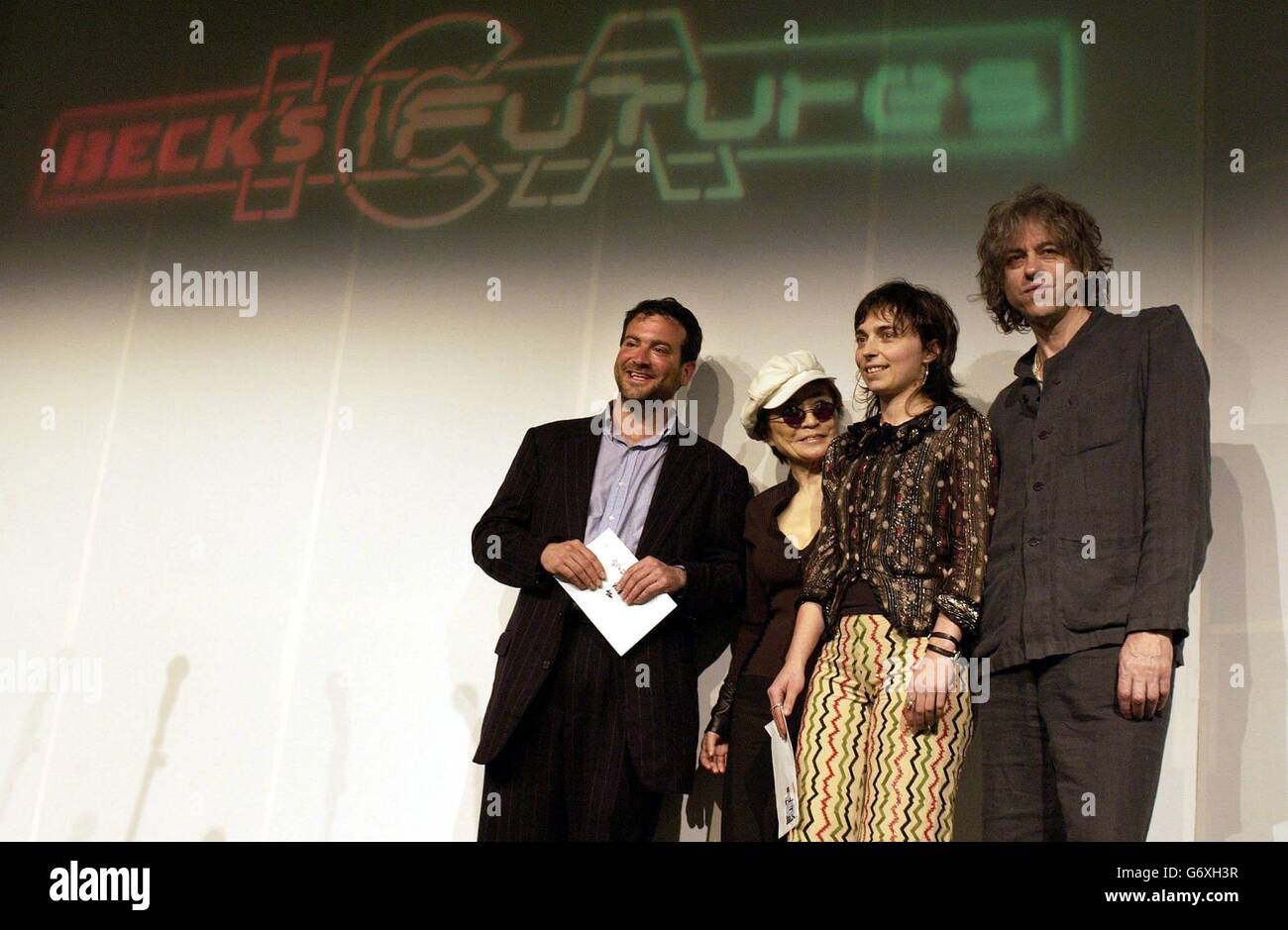 L'artiste/compositeur Yoko Ono et Sir Bob Geldof présentent les gagnants, Doug Fishbone (à l'extrême gauche), qui a remporté le prix Student film & Video, et Saskia Olde Wolbers (deuxième à droite), qui a remporté le prix Beck's futures 2004, le plus riche prix d'art du Royaume-Uni, à l'ICA The Mall, dans le centre de Londres. Banque D'Images