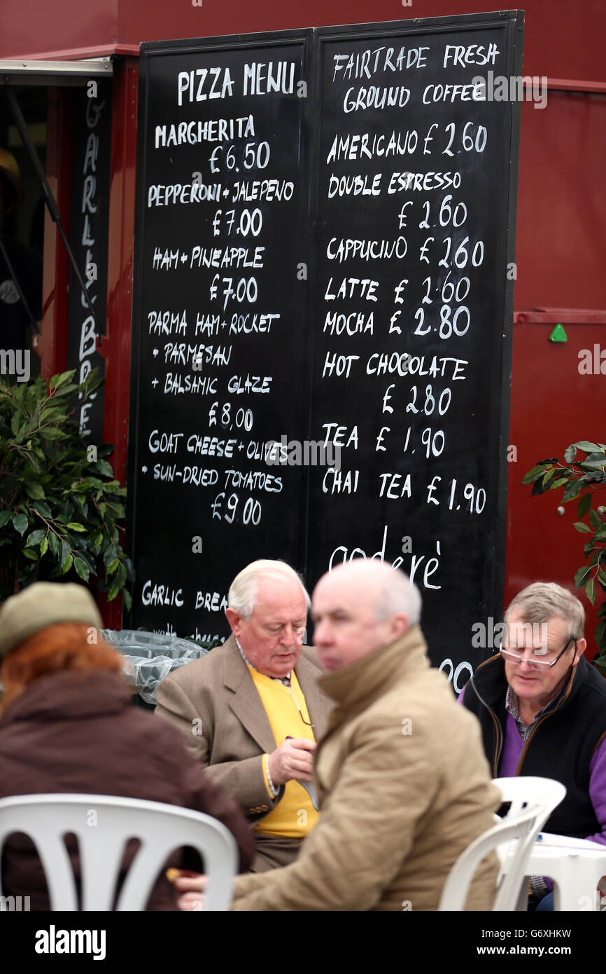Les courses de chevaux - 2014 Cheltenham Festival - St Patrick's Day - l'Hippodrome de Cheltenham Banque D'Images