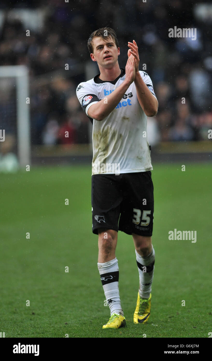 Football - Championnat Sky Bet - Derby County / Nottingham Forest - Stade iPRO.Patrick Bamford, du comté de Derby, applaudit les fans de la maison après le coup de sifflet final Banque D'Images